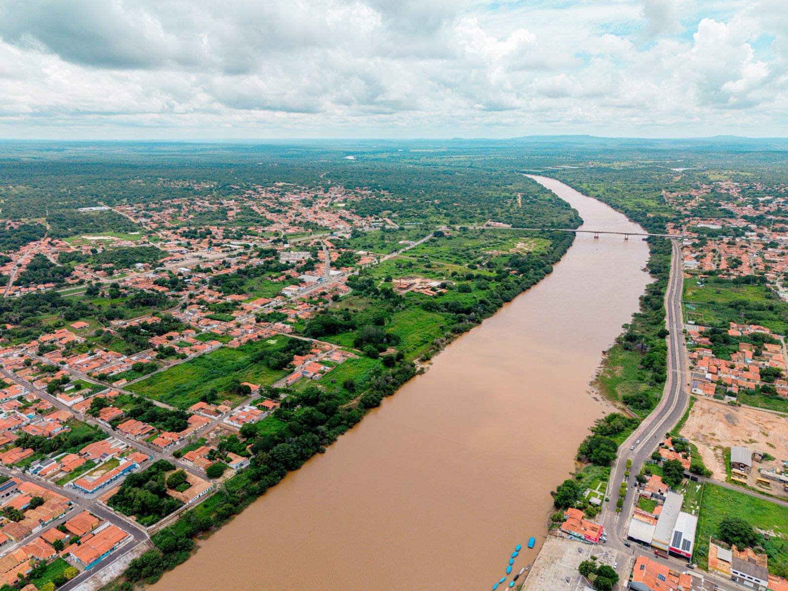 Vista aérea da cidade às margens do rio